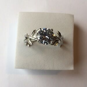 Elegant Silver Leaf Design Ring. Gorgeous.  Stunning. size 9